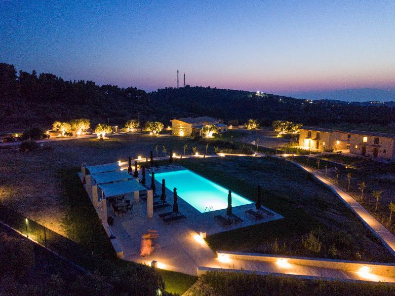Mint Retreat Suites (Adults Only) Каландра Екстер'єр фото